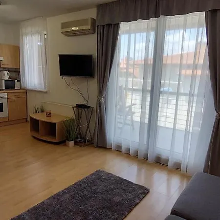 Beszédes-lak, Aranypart Apartman *